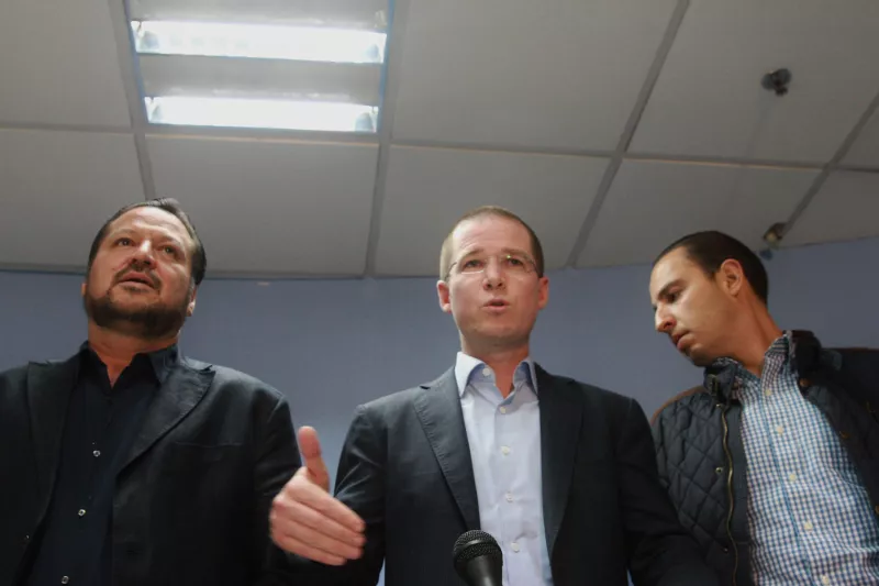 El dirigente nacional del PAN presentó una denuncia contra el candidato del PRI en Tamaulipas Baltazar Hinojosa, quien aseguró podría perder la candidatura. 