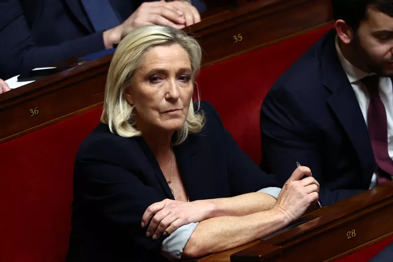 La presidenta del grupo parlamentario Rassemblement National, Marine Le Pen, asiste a una sesión de preguntas al Gobierno en la Asamblea Nacional, la cámara baja del Parlamento francés, en París. (Imagen principal del artículo 'Marine Le Pen desafía inhabilitación y lucha por la presidencia de 2027')