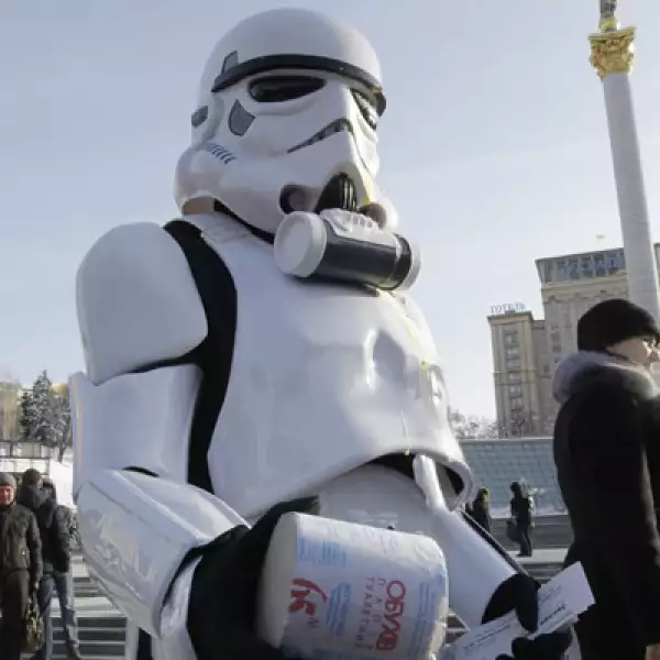 En Ucrania, algunas personas se disfrazaron de los personajes de La Guerra de las Galaxias.