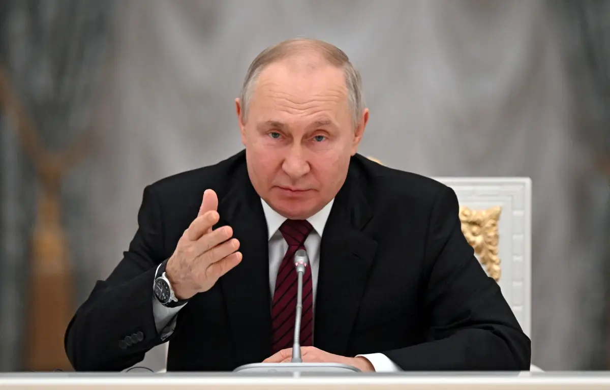 Vladimir Putin, un hombre mayor, blanco, con poco cabello rubio, da un discurso. 