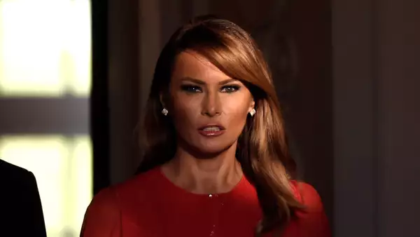 La excusa que dio Melania Trump para su mudanza tardía fue que no podía poner en riesgo la educación de su hijo Barron.