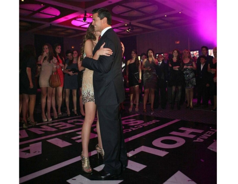 Peña Nieto durante le vals con Sofi. Al fondo Angélica muy emocionada viendo la escena.