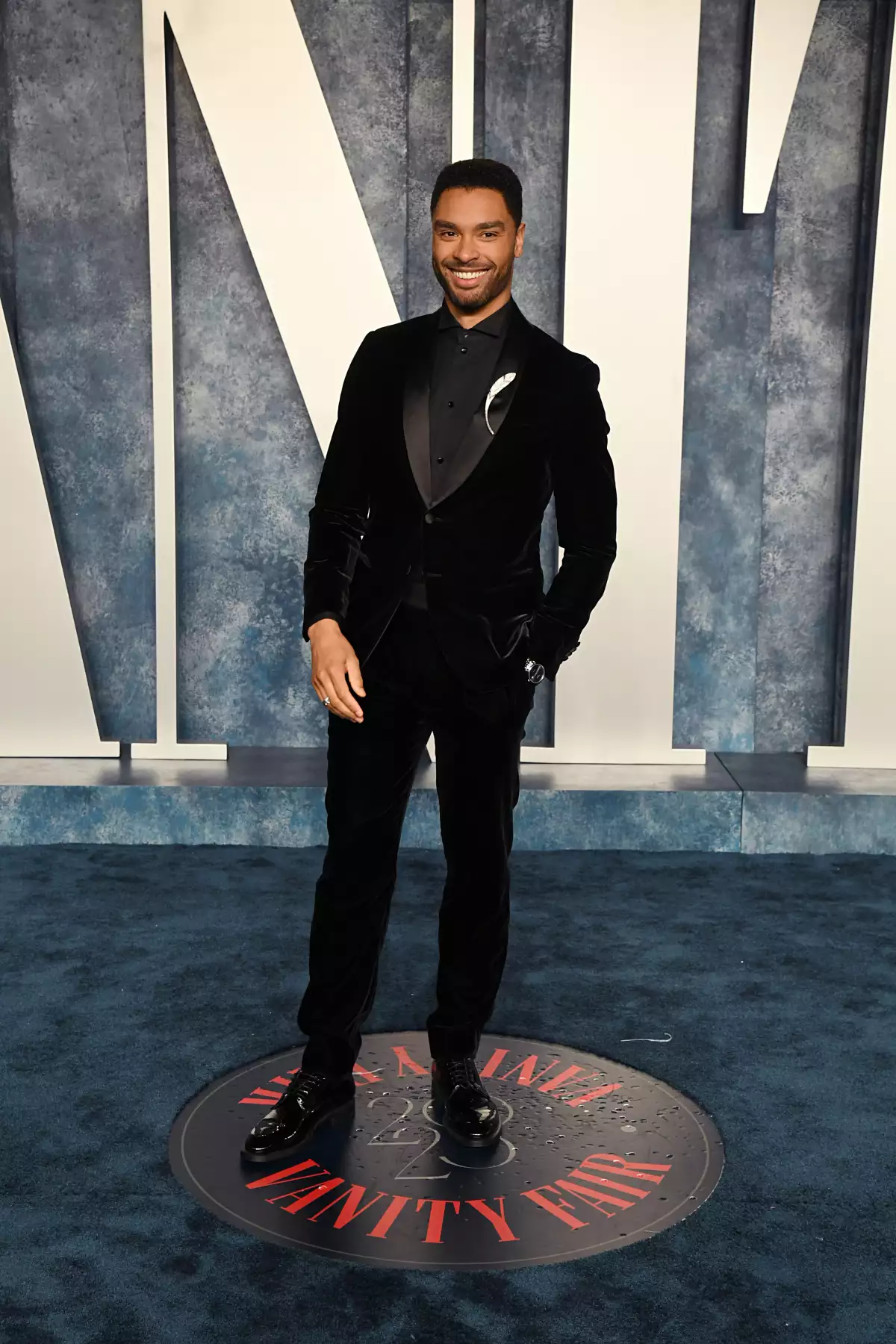 Regé-Jean Page en la red carpet de Vanity Fair 2023.