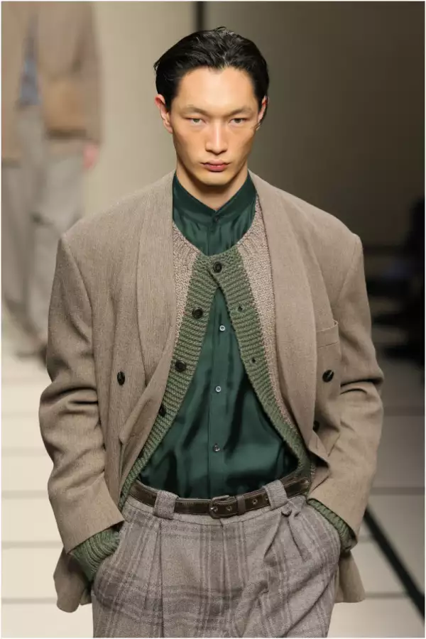 foto de un modelo de Armani con un suéter café con orillas verdes y una camisa de seda color verde esmeralda.