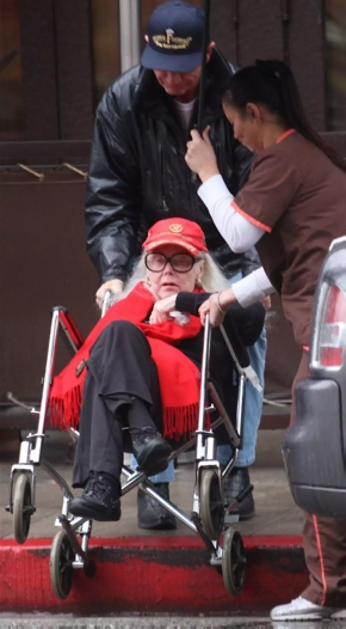 Tras una intervención quirúrgica por una infección estomacal, la actriz de 94 años entró en estado de coma.