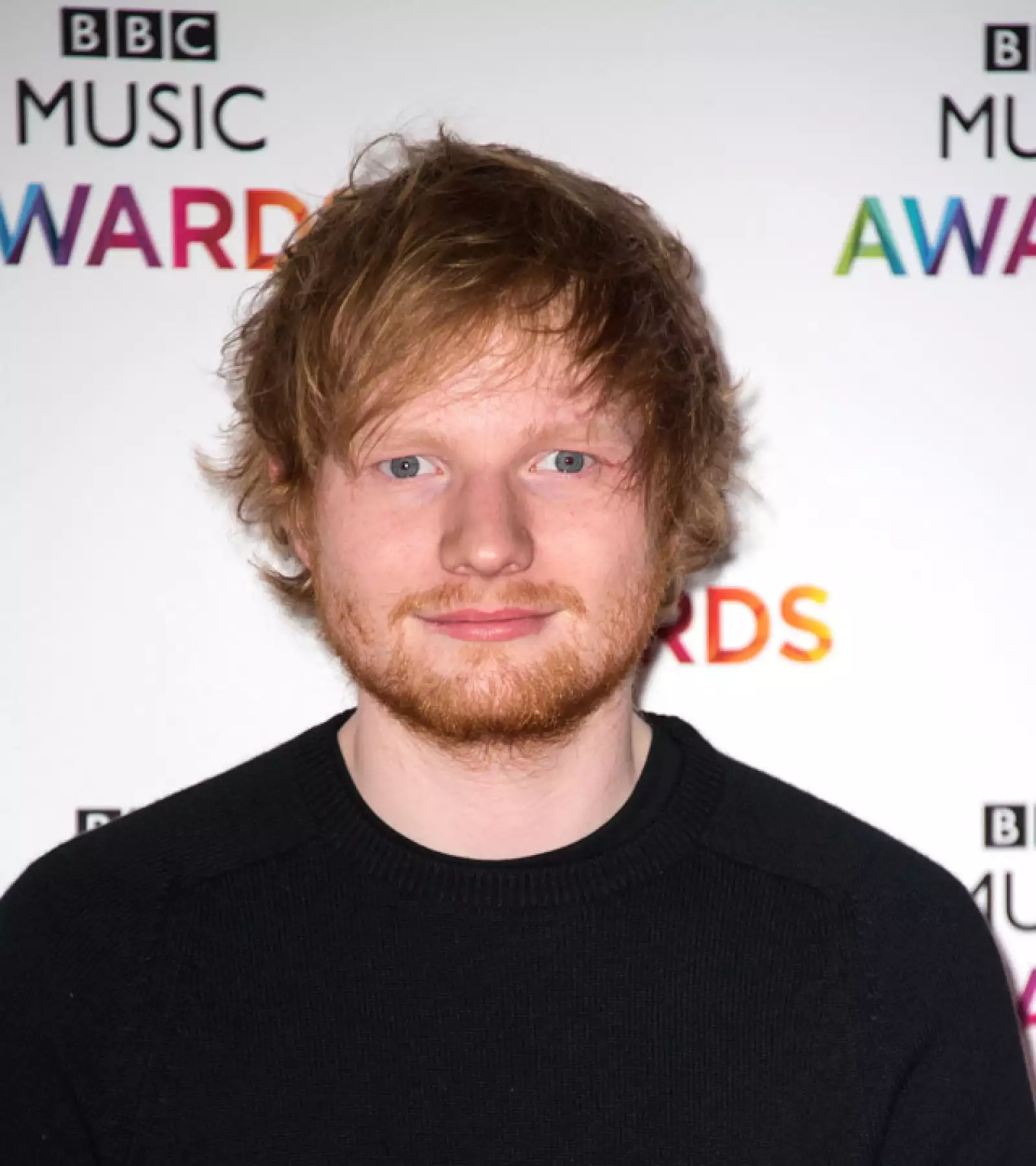 Ed Sheeran es un cantautor británico, con varios años de carrera pero fue hasta 2014 cuando lanzó su segundo álbum de estudio con el que ganó fama y popularidad.