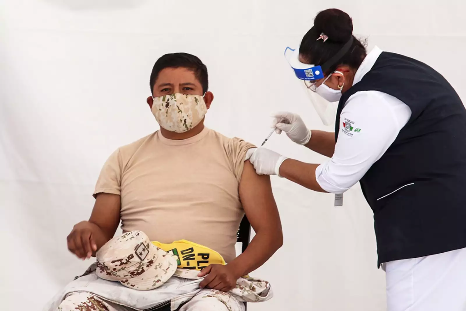 Aplicación de la vacuna contra covid-19 en el 69 Batallón de Infantería del estado de Coahuila.