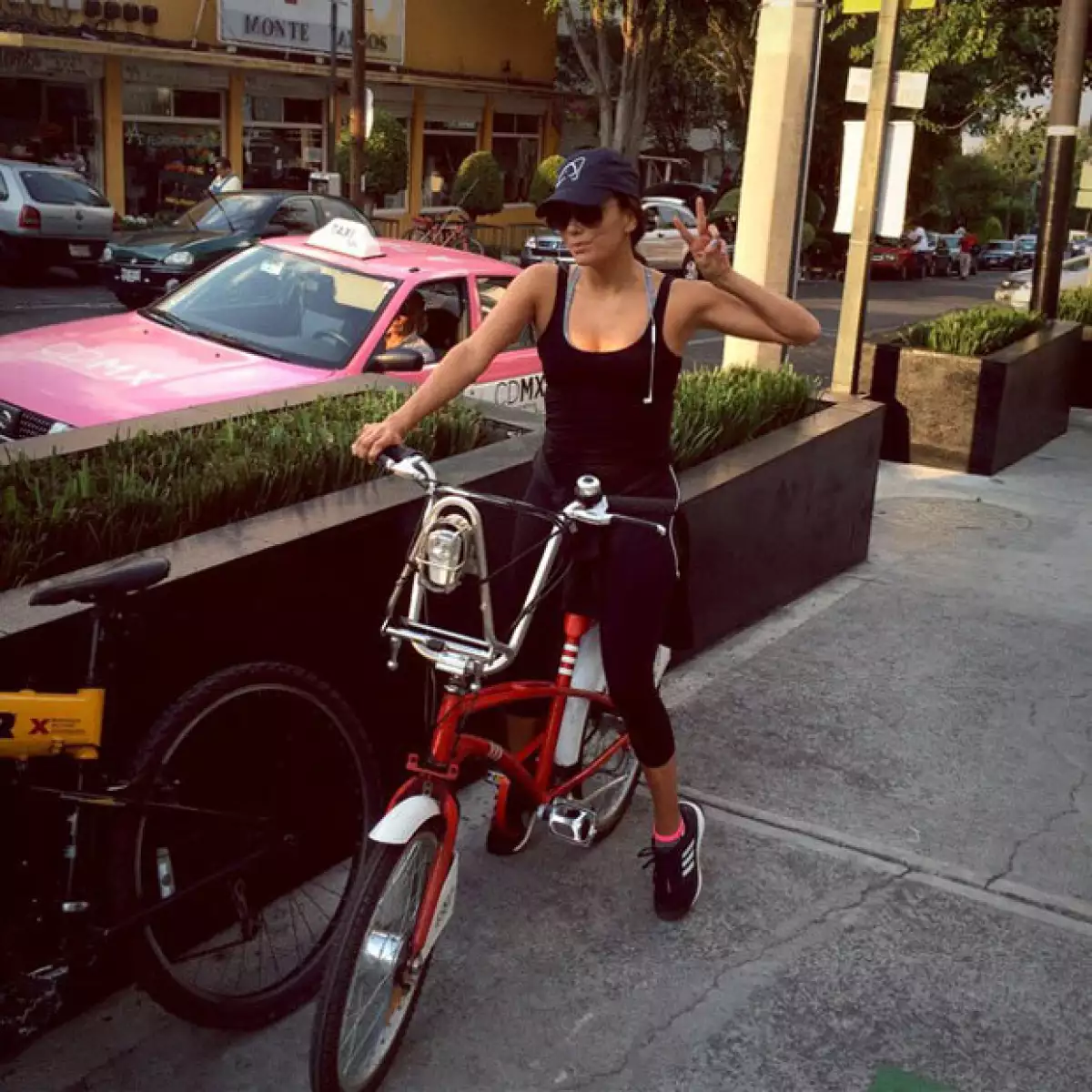 La guapa actriz publicó una foto en su Instagram en la que aparece dando un tour por la Ciudad de México en uno de los medios de transporte más trendy del momento.