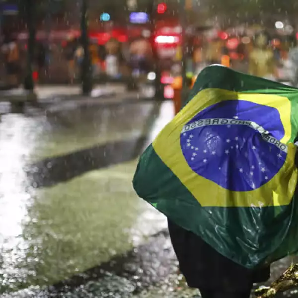 Una lluvia en Rio de Janeiro acompañó a los brasileños que vagaban por las calles tras acabar con el sueño de levantar su sexto trofeo que para ellos sería La Copa.