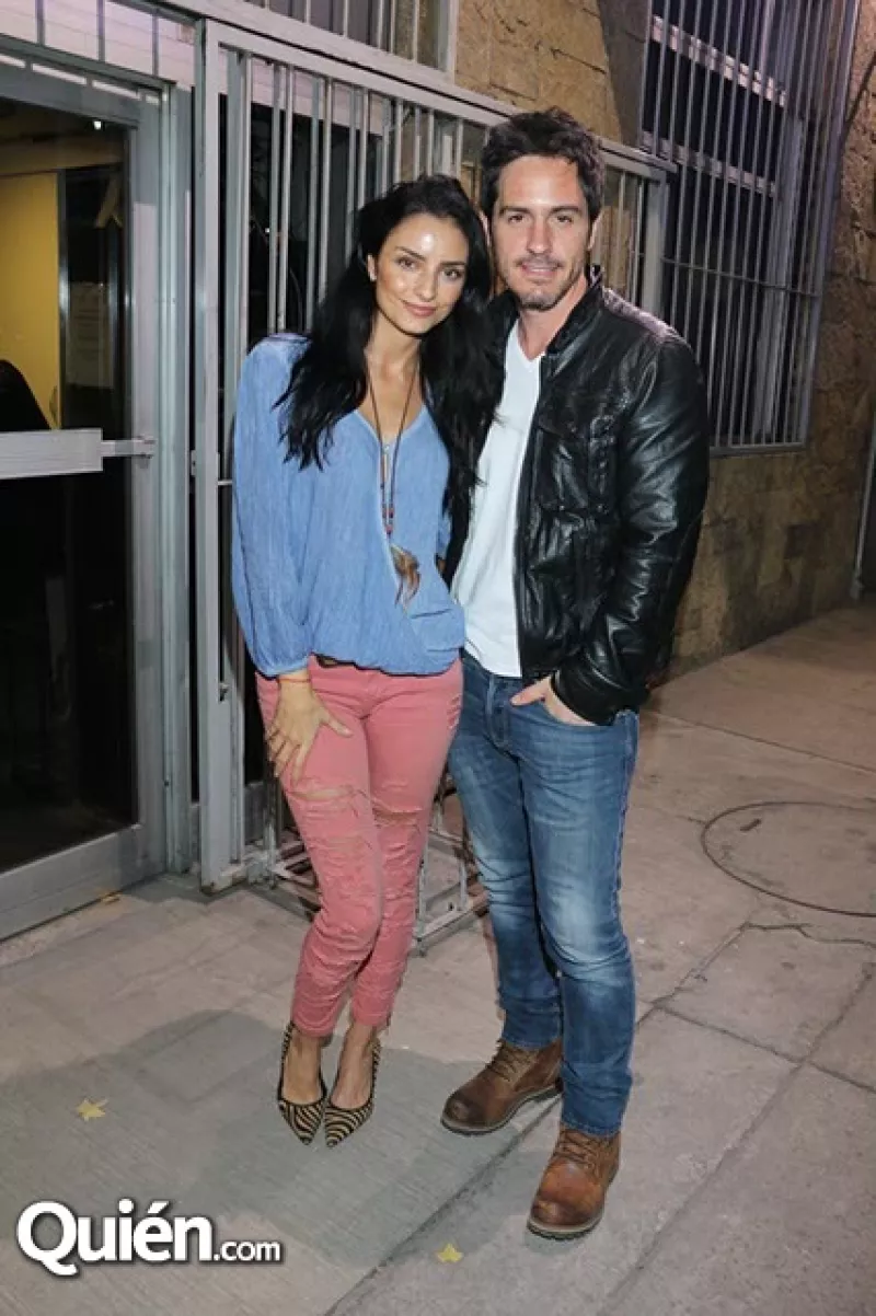 El actor es consciente de que él no lleva las riendas en su relación con Aislinn Derbez pero tampoco le importa, al contrario, está encantado de colaborar en casa.