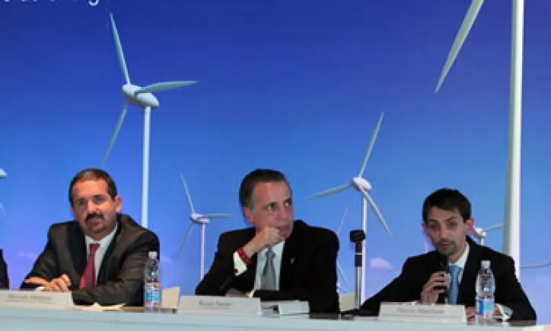 El secretario de Economía, Bruno Ferrari (centro) encabezó la presentación del programa de energía eólica de Nestlé. (Foto: Notimex)