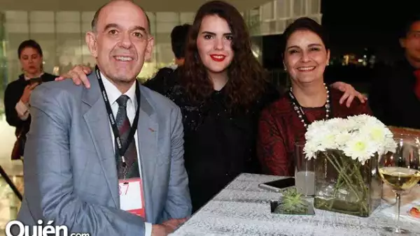 Javier,Cecilia y Cecilia Amigo