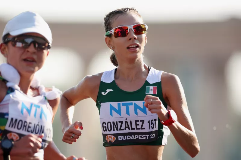 Foto de Alegna González con uniforme de México, en el mundial de marcha.