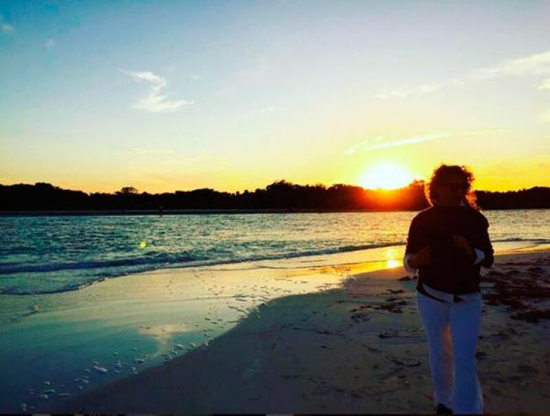 Al parecer, la cantante está disfrutando la recta final de su embarazo en la playa.