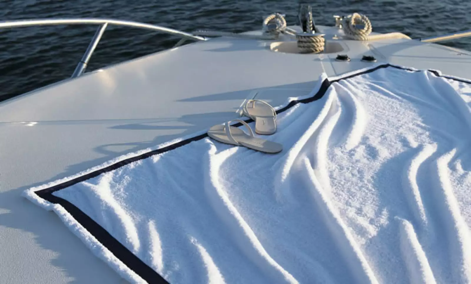 La marca italiana Frette presentó su nueva colección para playa y spa en felpa/lino inspirada en el mar, con diseño de peces y corales.