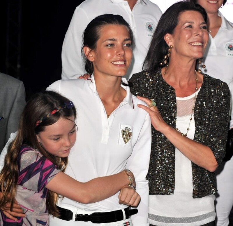 Carlota es la adoración de su hermana menor. Aunque no se ven mucho, siempre se demuestran afecto en público.