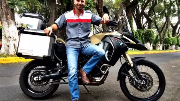 La cuenta de Twitter del cantante fue hackeada y publicaron una supuesta conversación que mantuvo con un amigo sobre pornografía infantil y relaciones con menores, misma que él ha dicho que es falsa.