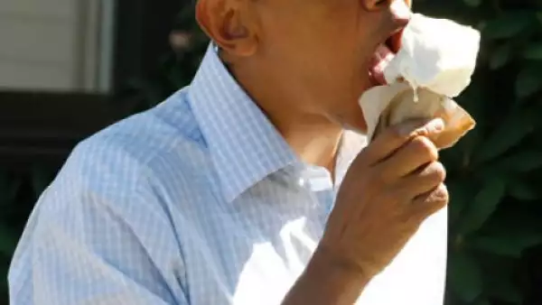 De limón, chocolate o de coco, como el que está saboreando en la foto, Barack Obama cada que puede disfruta de un helado.