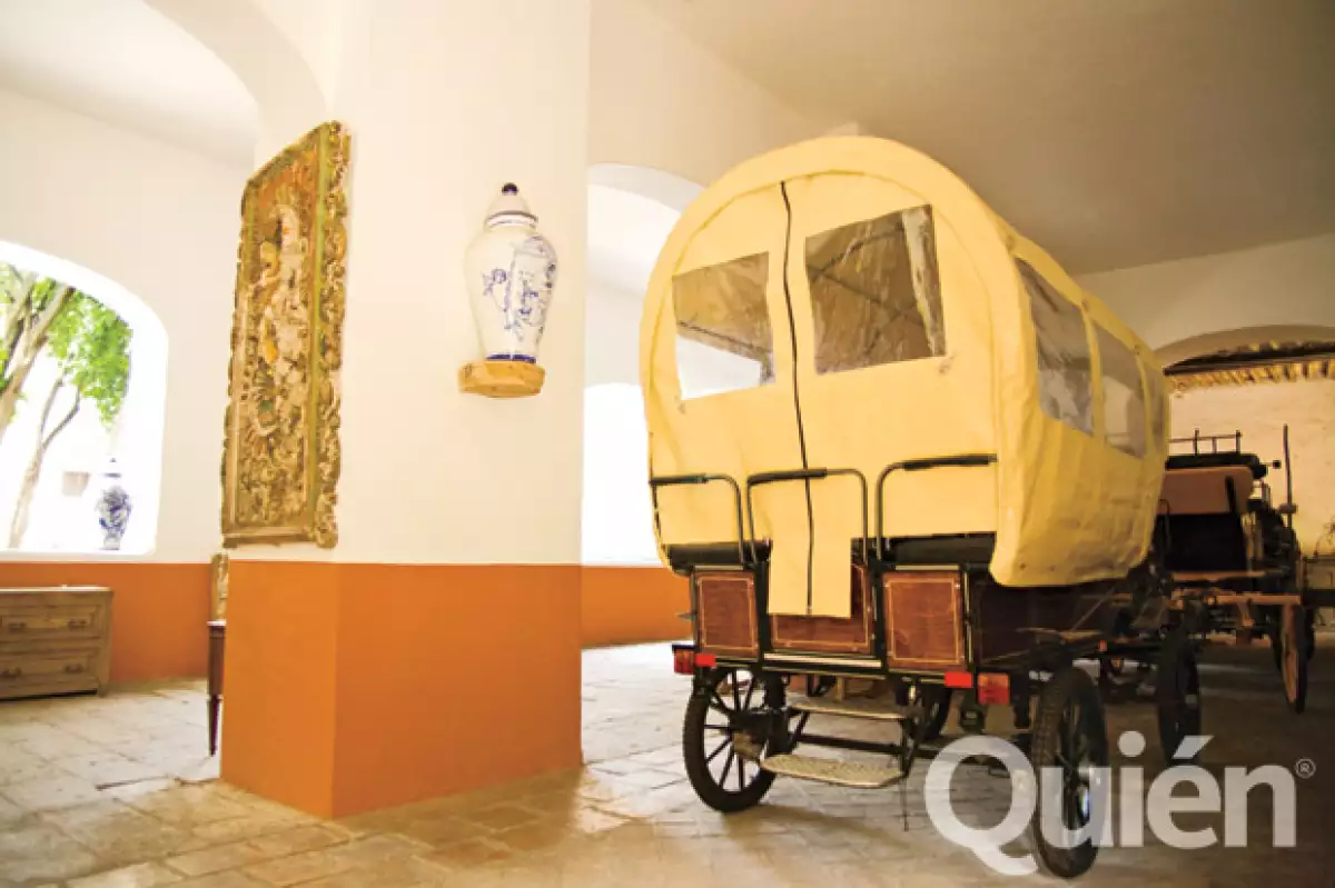 Cuenta con una colección de coches antiguos, de diferentes países.