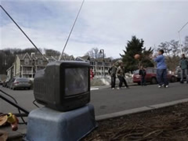 Se calcula que la entrada de la televisión digital dejará sin servicio a más de 1 millón de hogares en EU. (Foto: AP)