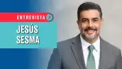 Jesús Sesma, líder del Partido Verde en CDMX, viste un saco color gris con una camisa blanca y una corbata verde.  