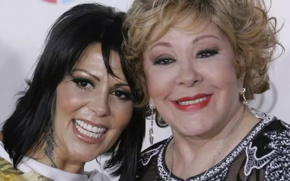 Al parecer, la cantante estará en la casa de su mamá, la actriz Silvia Pinal.