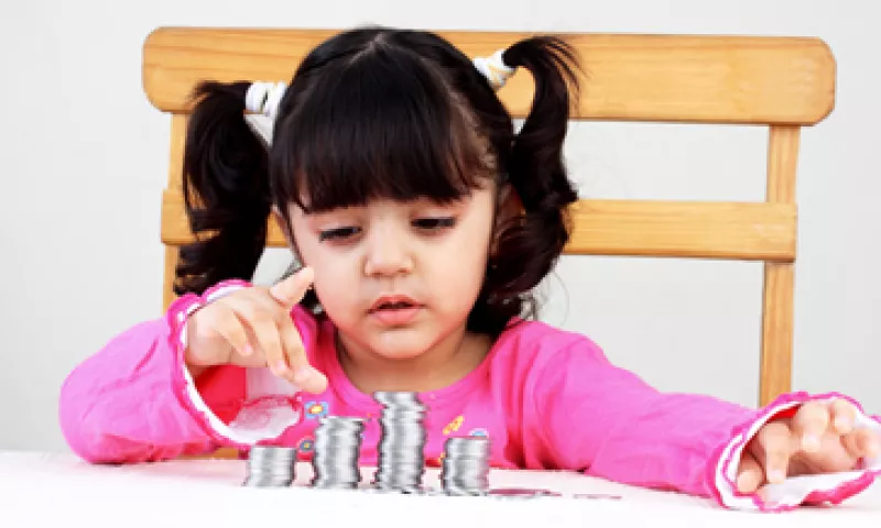 Hablar con los niños sobre dinero los hace más conscientes de sus gastos. (Foto: Getty Images)