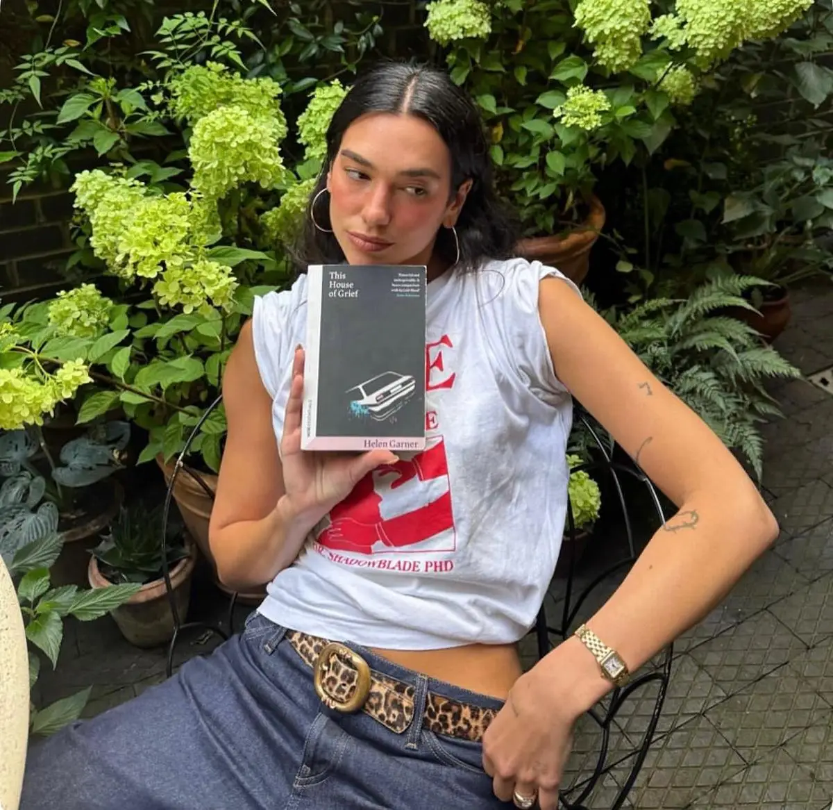 Dua Lipa sostiene un libro recomendado en su club de lectura