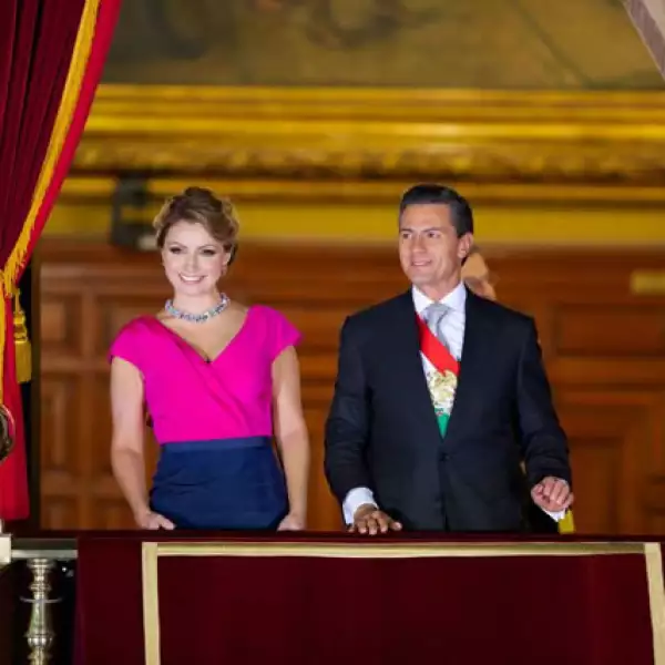 Durante todo momento al salir al balcón principal de Palacio Nacional, Enrique Peña estuvo acompañado de su esposa, Angélica Rivera.