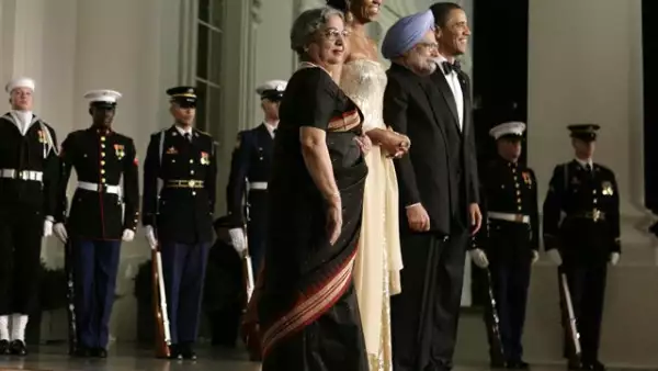 El presidente de los Estados Unidos, Barack Obama, su primera dama, Michelle, en la bienvenida a la Cena de Estado en La Casa Blanca en honor al primer ministro de la India, Manmohan Singh, y su esposa, Gursharan Kaur.