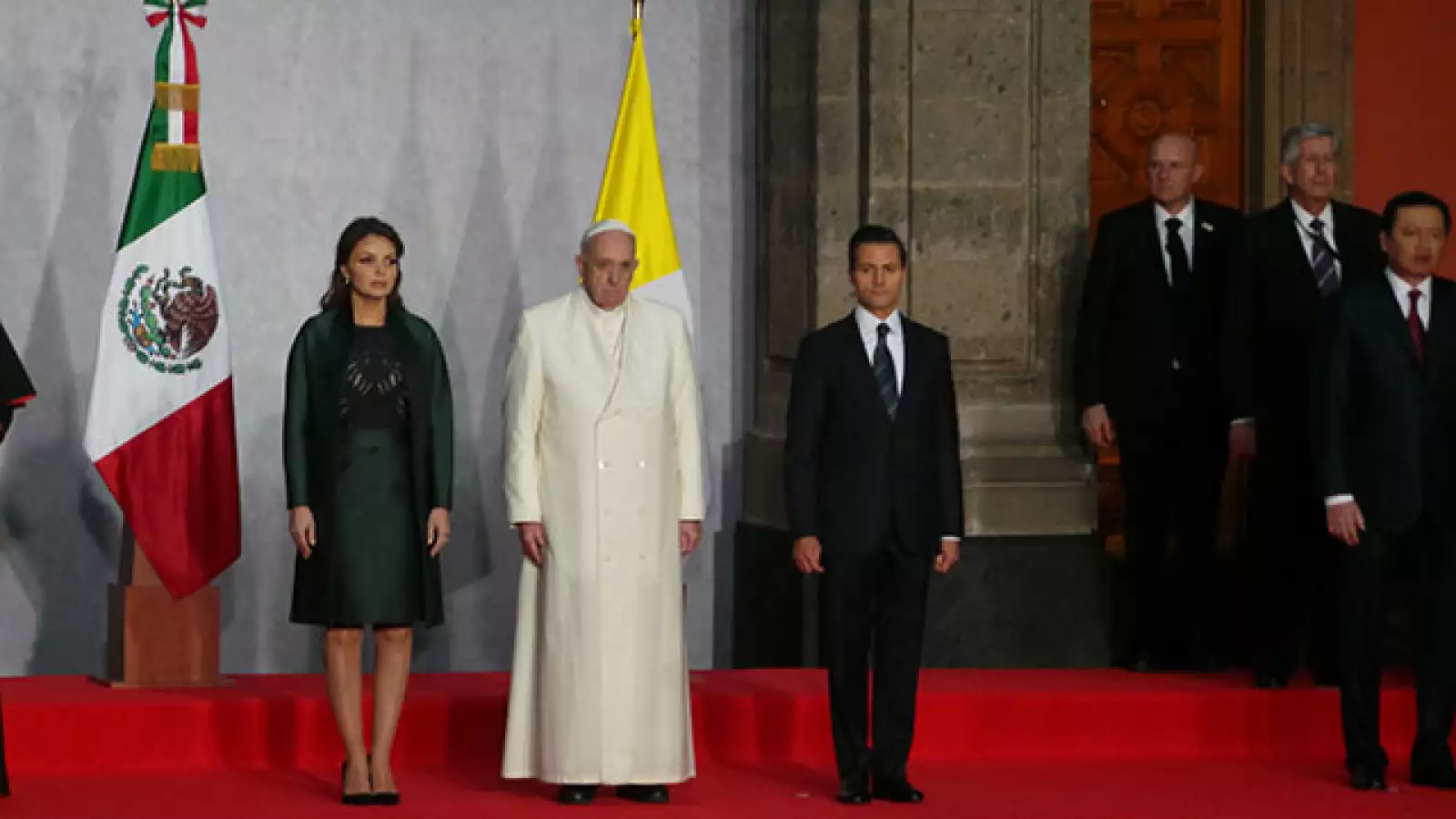Enrique Peña Nieto y Angélica Rivera recibieron al Papa Francisco.