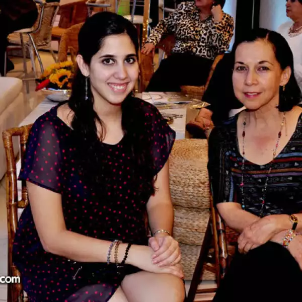 Astrid Azcúnaga y Cristina Flores