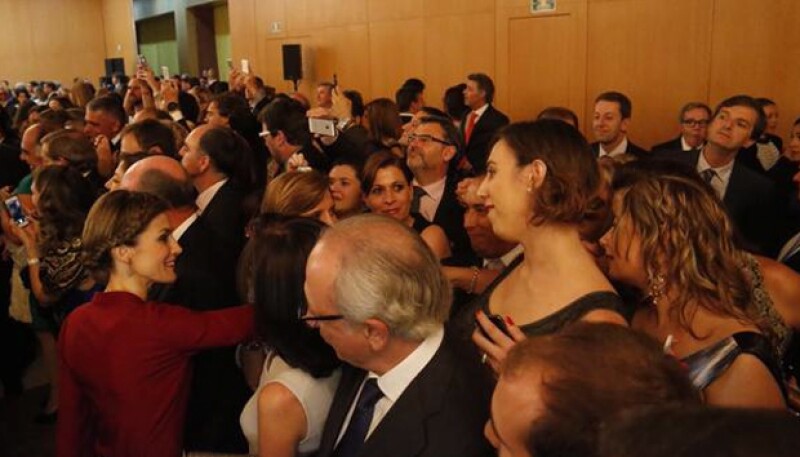 Letizia se mostró muy sonriente al saludar a la comunidad española en México.
