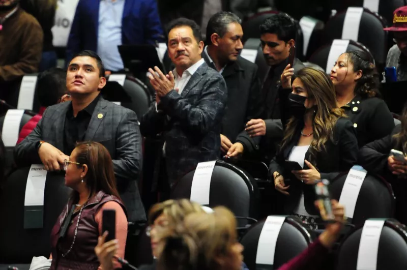 Ignacio Mier, coordinador de la bancada de Morena en la Cámara de Diputados, aplaude el resultado de la aprobación del PEF2022.