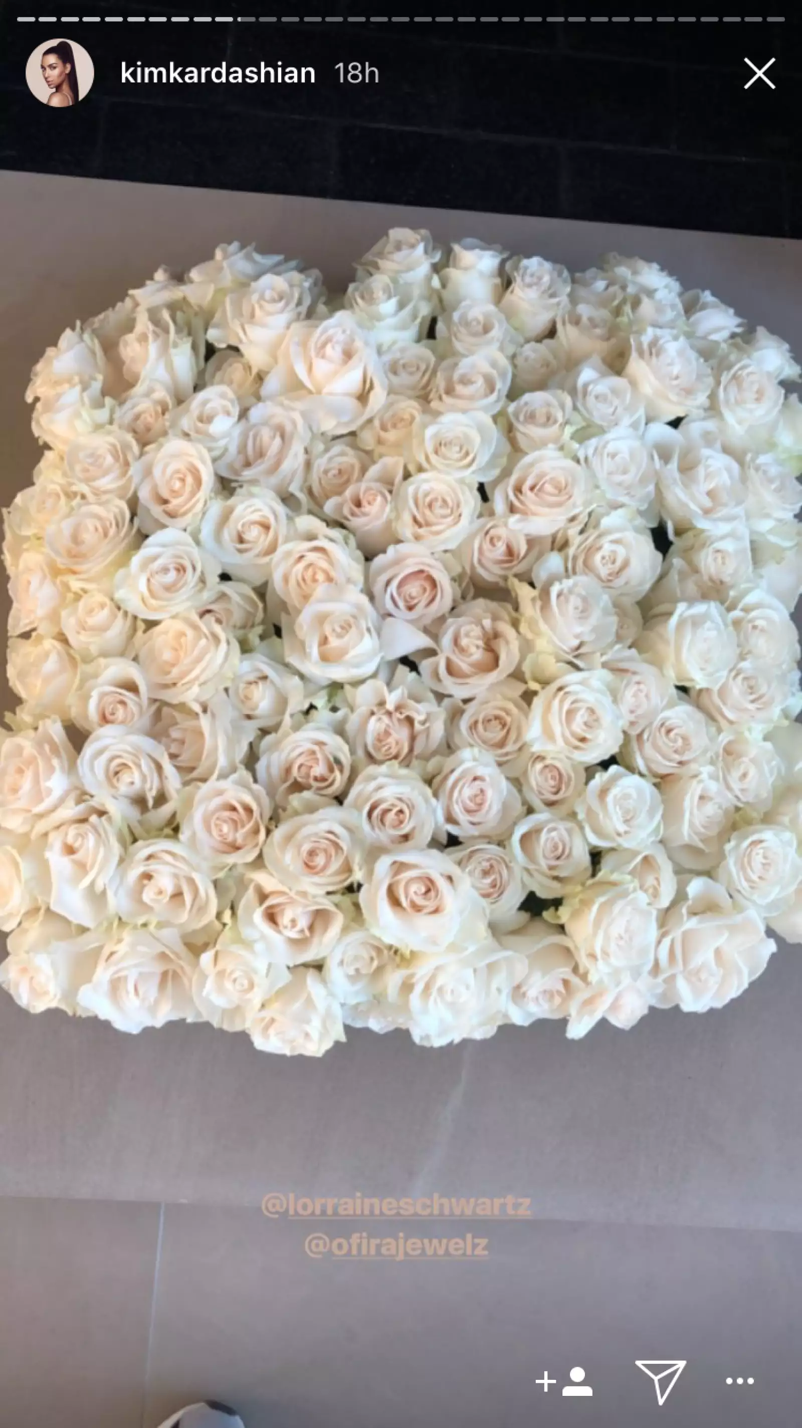 Kim Kardashian recibió decenas de flores por su cumple 37