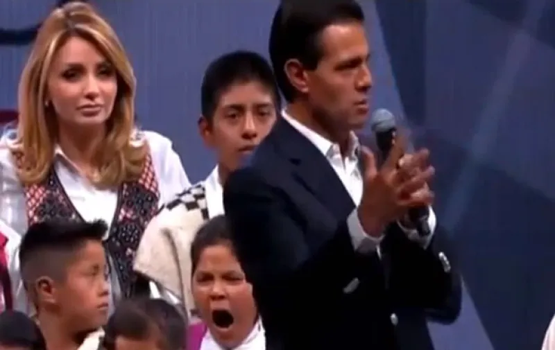 La historia de una niña que no paró de bostezar durante un discurso del presidente de México en Guadalajara, ha llegado a los titulares de otros países.