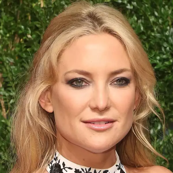 Kate Hudson sabe como resaltar sus increíbles ojos. Esta vez, en los `Golden Heart Awards´, llevó un smokey eye ligero con sombras metálicas y labios nude.