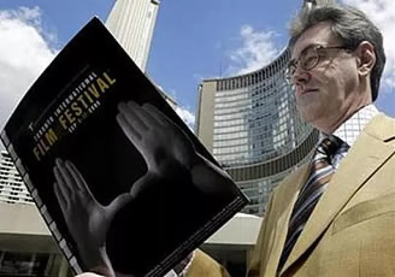 El director ejecutivo del Festival de Toronto, Piers Handling, espera recortes en películas de presupuestos medianos. En la foto, Handling consulta un programa del festival. (Foto: Reuters)