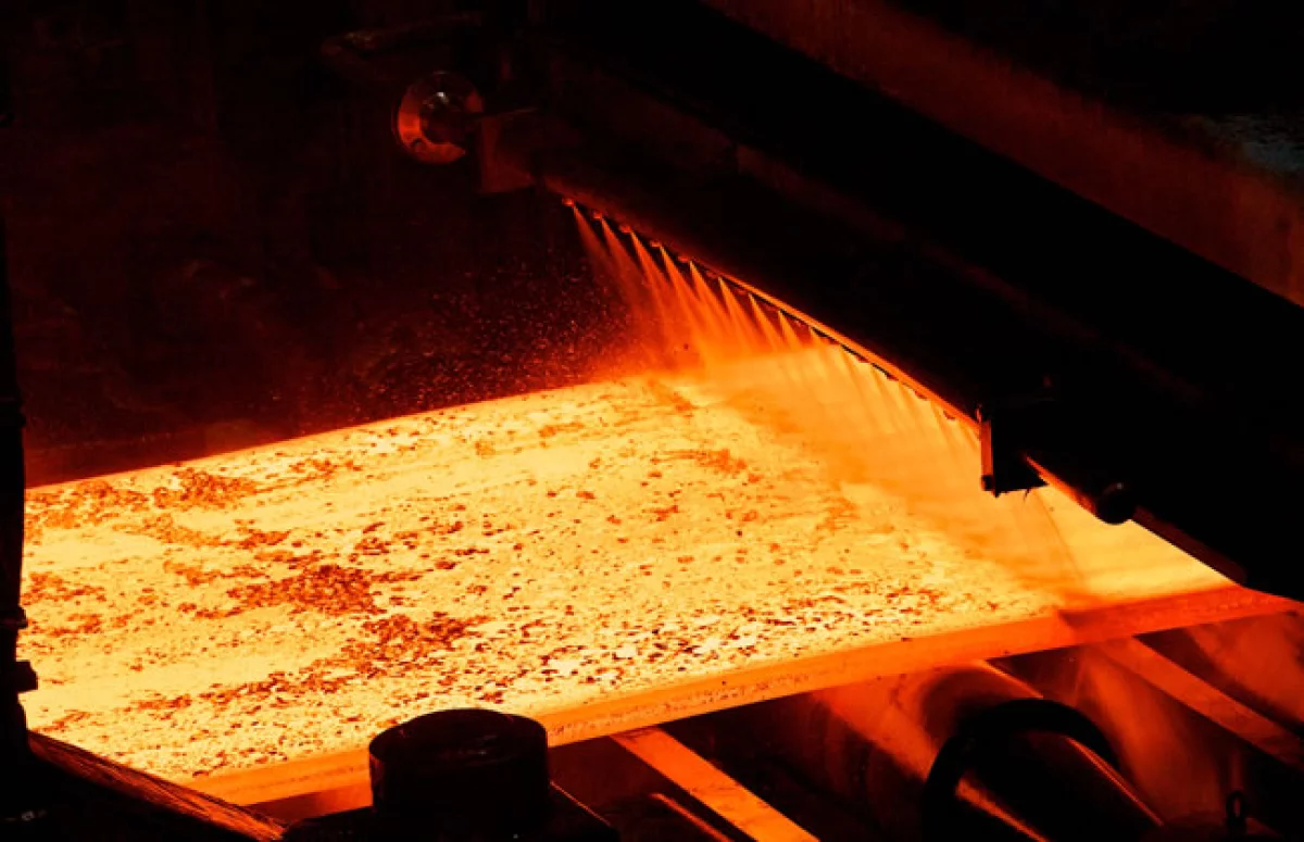 2. En el alto horno se reduce el mineral de hierro a temperaturas de entre 900 y 1,300�C
