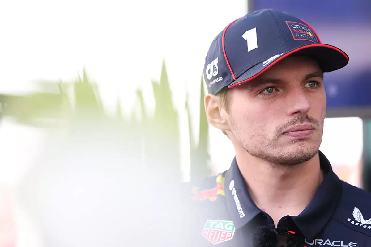 Foto de Max Verstappen con gorra de Red Bull Racing