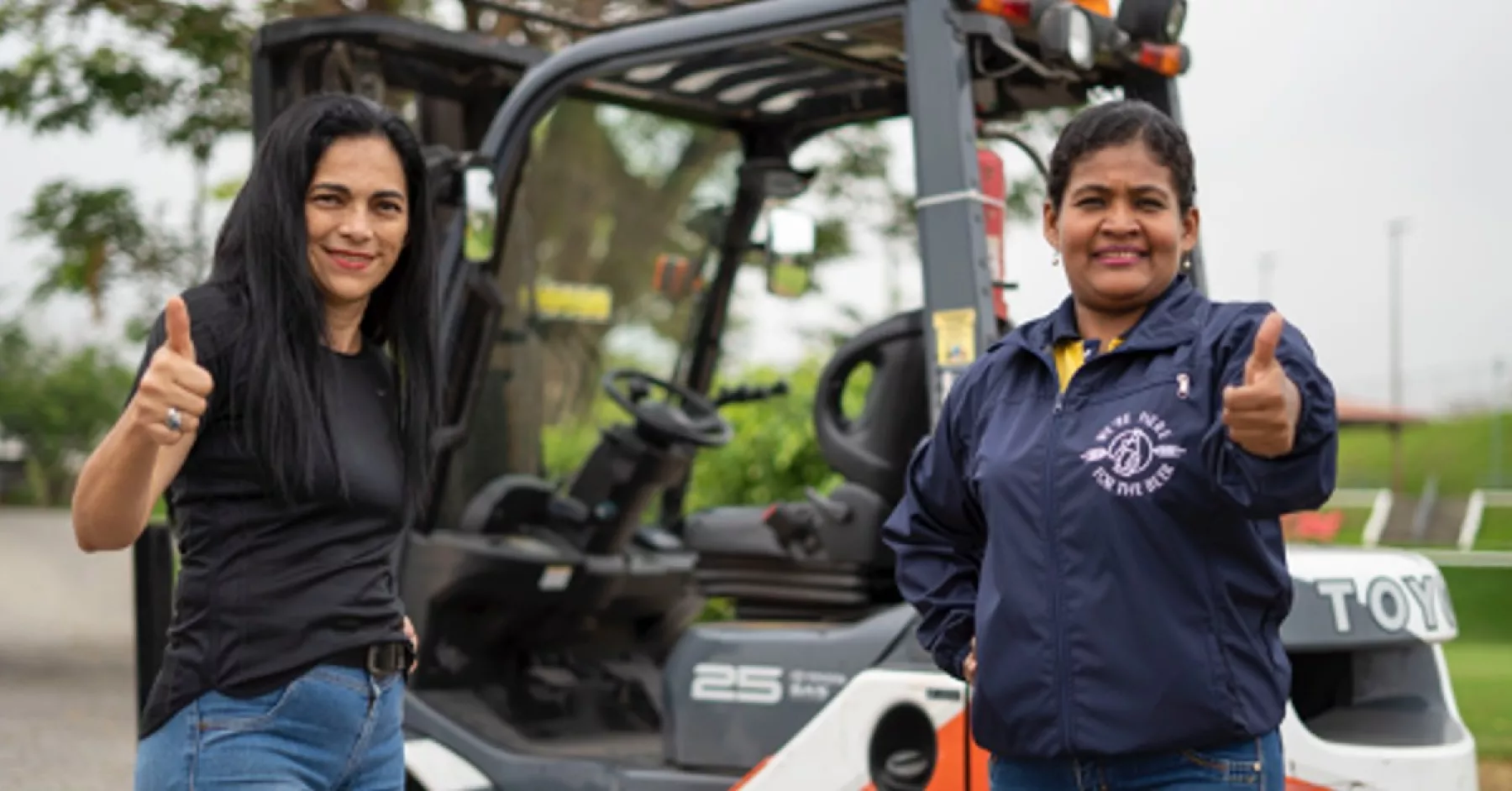 Dos mujeres lucen contentas en un centro de distribución de AB InBev
