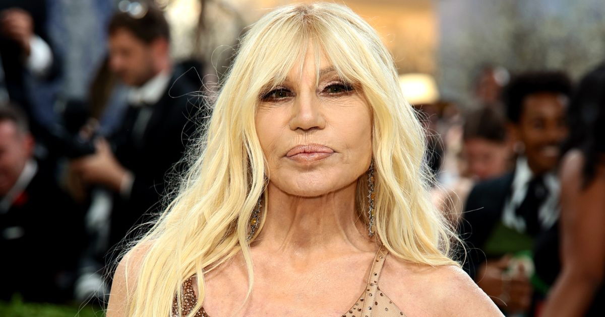 Luego de vender Versace, Donatella está de vuelta con una marca nueva de moda y belleza