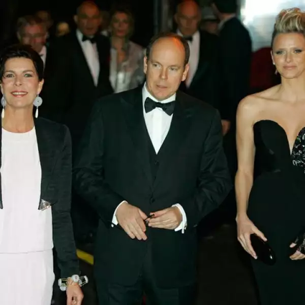 La princesa Carolina, el príncipe Alberto y Charlene.
