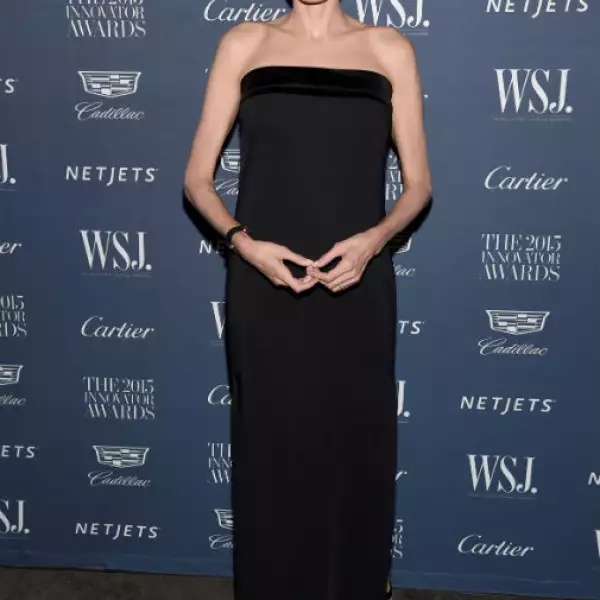 Los últimos años Angelina debutó como escritora y directora de la cinta By the Sea y se ha dedicado a las causas sociales y altruistas, sin embargo, su apariencia física ha preocupado y se especula padece trastornos alimenticios, que tal vez podrían estar vinculados a su lucha contra el cáncer.