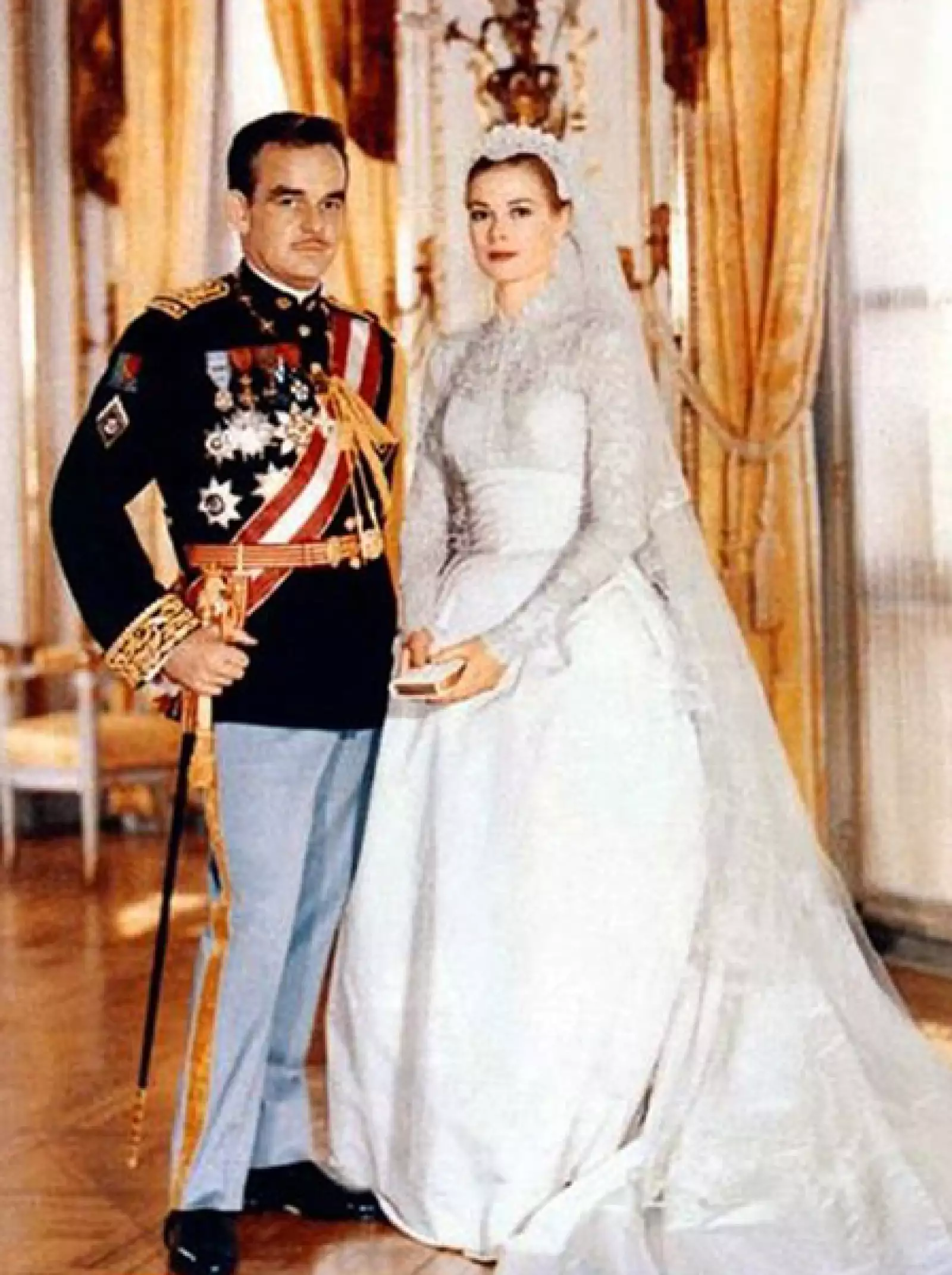 Tres docenas de costureras, 25 metros de tafeta, encaje y perlas se utilizaron para la confección del vestido de novia de Grace Kelly, el cual fue creado por la diseñadora de los estudios MGM, Helen Rose, el atuendo estuvo listo en 6 semanas y la princesa y el príncipe Rainero se casaron el 19 de abril de 1956.