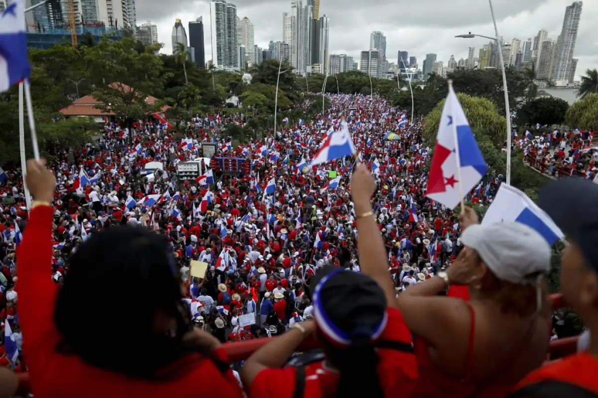 La gente participa en una marcha de protesta contra el contrato del gobierno con la empresa minera canadiense First Quantum y su subsidiaria Minera Panama en la ciudad de Panamá, el 29 de octubre de 2023.