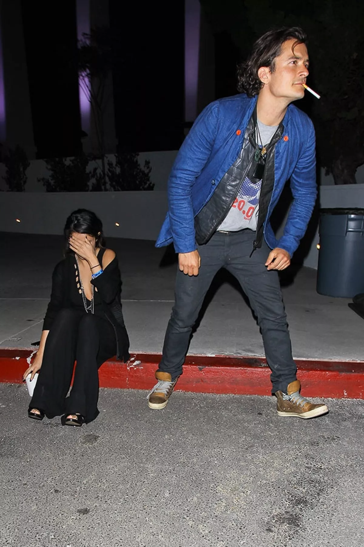 El actor se alejó de inmediato de la cantante al ver las cámaras.