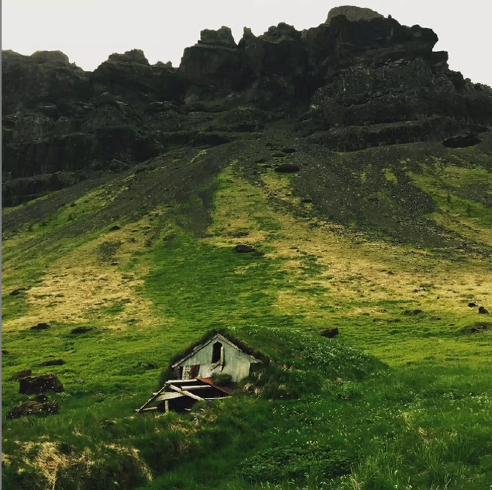 Montserrat compartió la foto de una casita que sirve como refugio de las ovejas en invierno.
