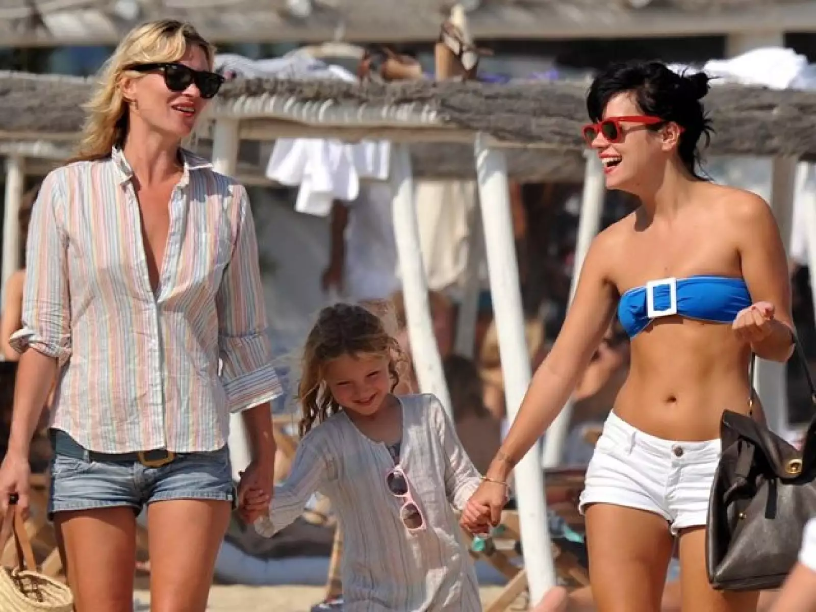 Kate Moss ya tiene varios días en Saint Tropez, y esta mañana estuvo en el Club 55 con la cantante Lily Allen y su hija, Lila Grace, de seis años.