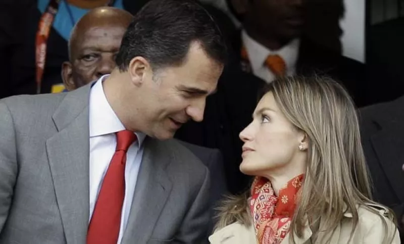 La princesa Letizia Ortiz y el príncipe Felipe de Borbón llegaron hasta Durban, en Sudáfrica, para asistir al encuentro de su selección contra la suiza, donde el marcador favoreció a los chocolateros.